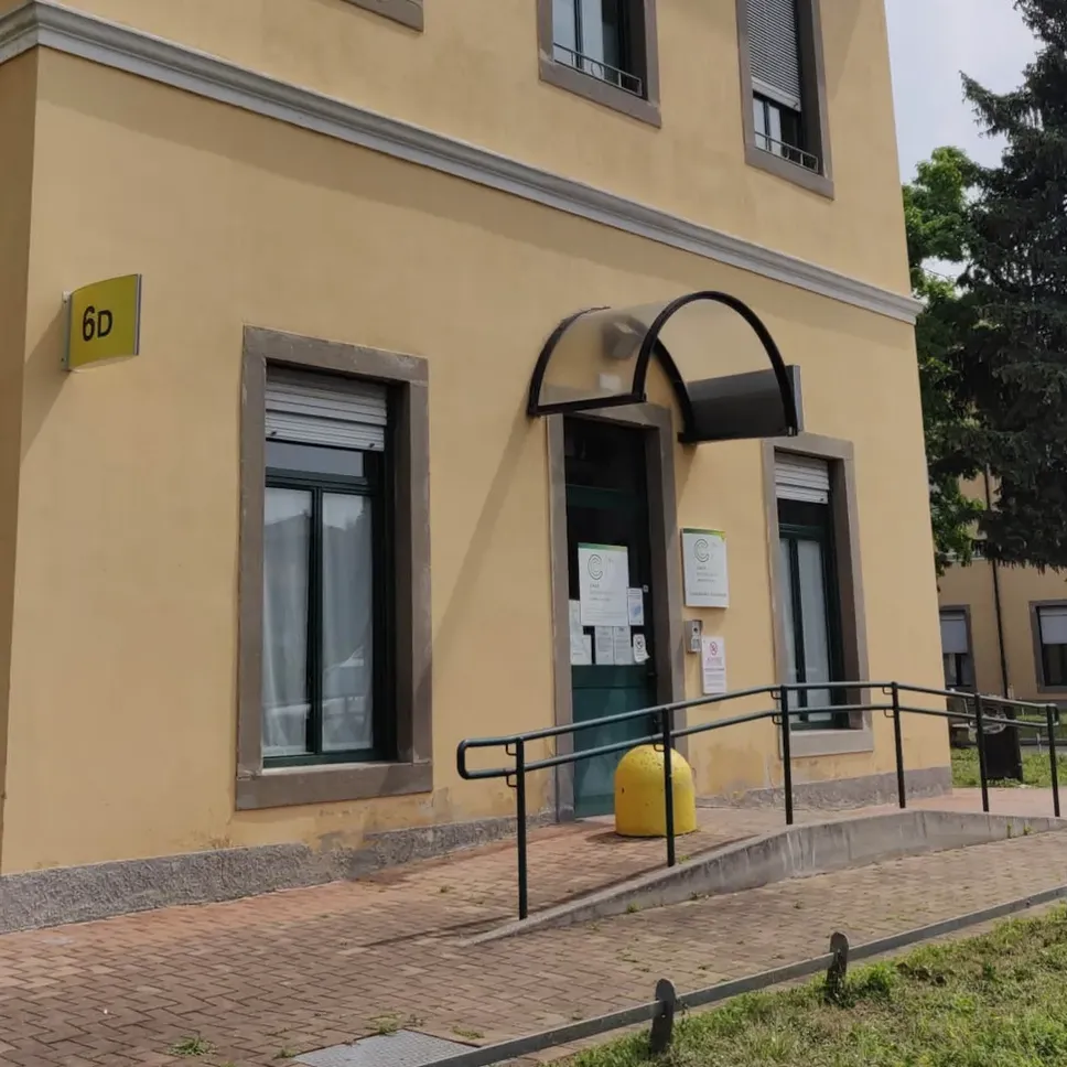 Un momento musicale nel corso dell’inaugurazione del Donizetti Studio, la struttura circolare in vetro e metallo dorato Un momento musicale nel corso dell’inaugurazione del Donizetti Studio, la struttura circolare in vetro e metallo dorato